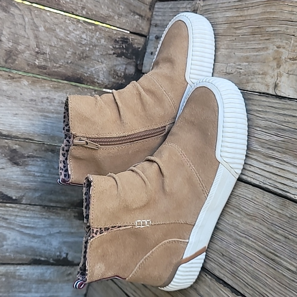 Girls Sperry Soletide Mid Boot Size 1M Tan Color Good Pre-owned condition.